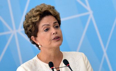 Brasília - A presidenta Dilma Rousseff participa da cerimônia de anúncio dos critérios de outorgas de radiodifusão AM para FM, no Palácio do Planalto (José Cruz/Agência Brasil)