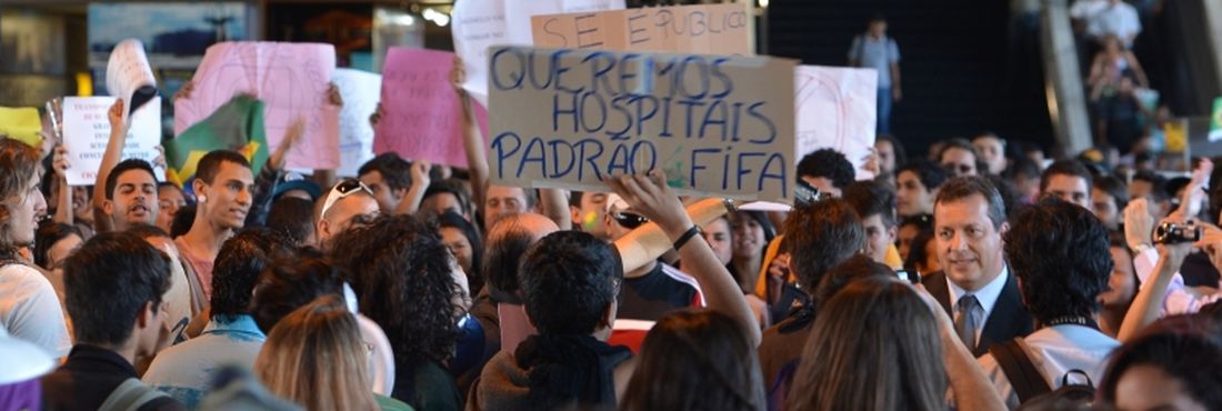 Em protesto, brasilienses pedem tarifa zero e passe livre para o transporte coletivo