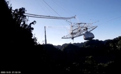 O telescópio do Observatório de Arecibo desmorona