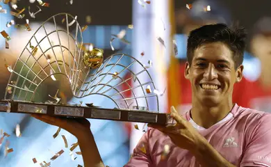 Tennis - Rio Open - Jockey Club Brasileiro, Rio De Janeiro, Brazil - February 23, 2025 Argentina's Sebastian Baez celebrates with the trophy after winning his final match against France's Alexandre Muller REUTERS/Jorge Silva