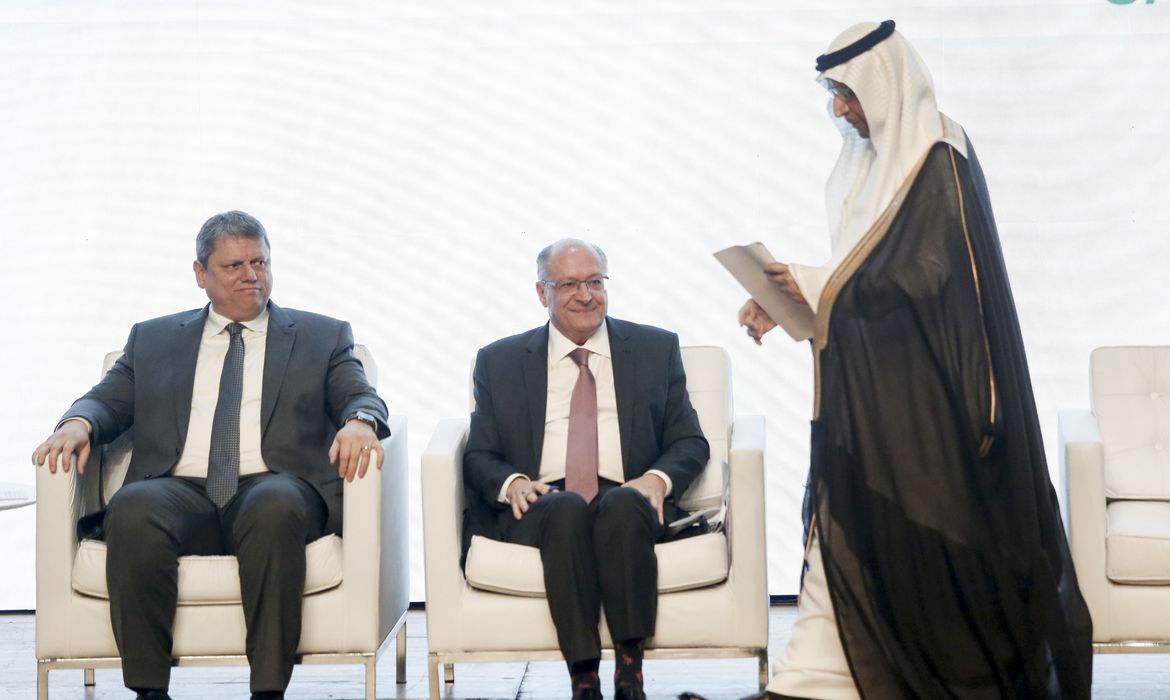 São Paulo (SP) 31/07/2023 - Sheik Khalid Al Falih (d), vice-presidente da República, Geraldo Alckmin (c) e o gov. de São Paulo, Tarcísio de Freitas (e), durante Fórum de Investimentos Brasil – Arábia Saudita realizado na sede da FIESP.
Foto: Paulo Pinto/Agência Brasil