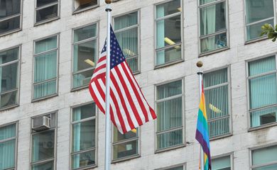 O enviado especial do Departamento de Estado dos Estados Unidos para os Direitos Humanos das Pessoas LGBTI, Randy Berry, trouxe bandeira arco-íris ao Consulado dos Estados Unidos no Rio (Fernando Frazão/Agência Brasil)