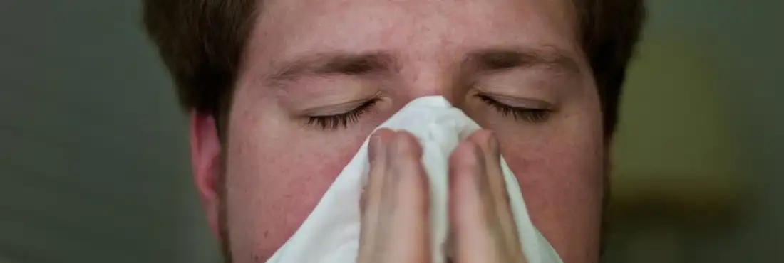 Homem tossindo com gripe Homem tossindo