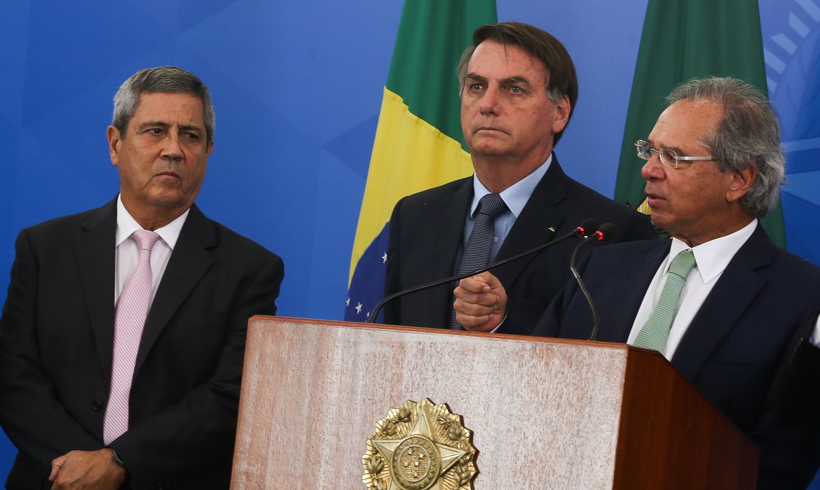 O ministro da Casa Civil, Braga Netto, o presidente da República, Jair Bolsonaro, e o ministro da Economia, Paulo Guedes, participam de coletiva de imprensa no Palácio do Planalto