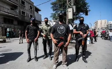 GAZA CITY, GAZA - OCTOBER 11: Palestinian police resume their duties to maintain security and regulate traffic across Gaza City, Gaza, following the ceasefire, on October 11, 2025. A Gaza ceasefire agreement was reached between Israel and Hamas early Thursday in Egypt’s Red Sea city of Sharm el-Sheikh, mediated by guarantor states Qatar, Egypt, the US and Turkiye. Hamza Z. H. Qraiqea / AnadoluNo Use USA No use UK No use Canada No use France No use Japan No use Italy No use Australia No use Spain No use Belgium No use Korea No use South Africa No use Hong Kong No use New Zealand No use Turkey