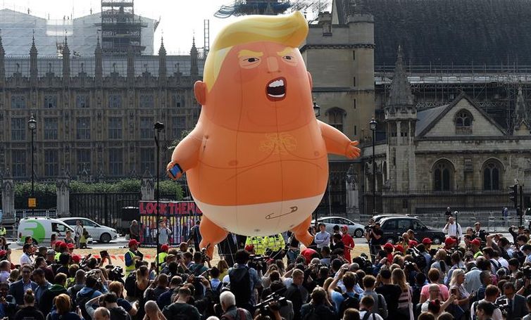 Manifestantes usam boneco de bebê Trump inflável para protestar no dia da visita oficial do presidente norte-americano ao Reino Unido