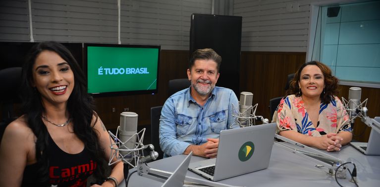 Alê Bastos, Marcelo Ferreira e Ana Pimenta são os apresentadores do programa É Tudo Brasil