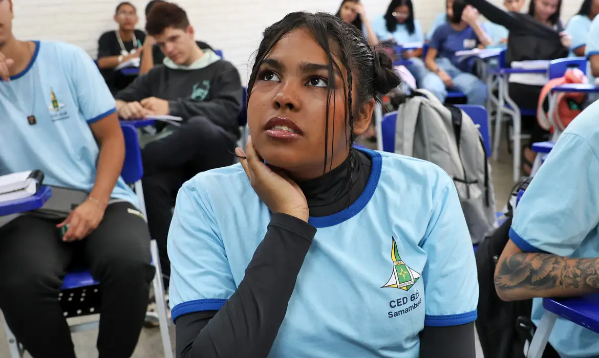 Brasília (DF), 19/02/2025 - Programa Pé-de-Meia. A aluna da escola CED619  da Samambaia, Aline Rocha Soares. Foto: Antônio Cruz/Agência Brasil