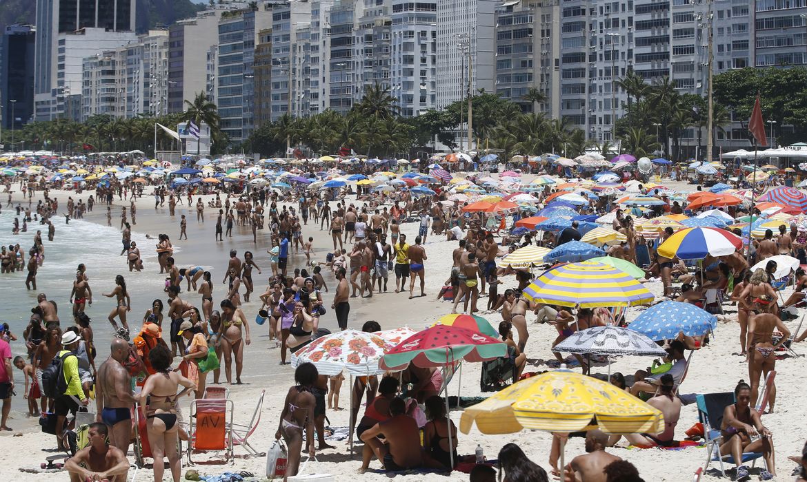 Rio de Janeiro - Cariocas e turistas lotam praias da zona sul no último fim de semana de primavera. (Tomaz Silva/Agência Brasil)