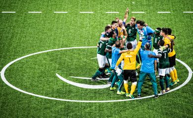 Seleção brasileira de futebol de 5 comemora vitória sobre a China na semifinal 