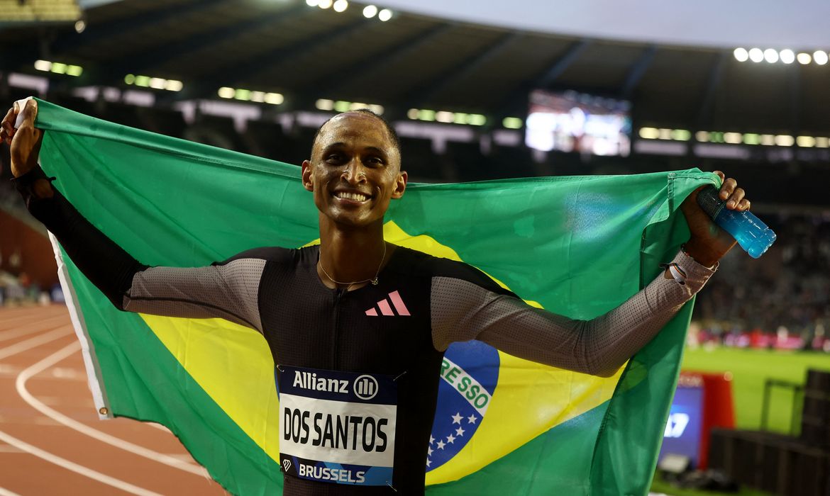 Athletics - Diamond League - Brussels - King Baudouin Stadium, Brussels, Belgium - September 14, 2024 Alison Dos Santos of Brazil celebrates after winning the Men's 400m Hurdles Reuters/Yves Herman/Proibida reprodução