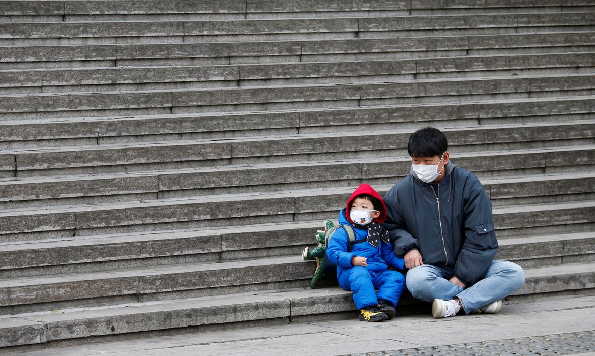 Um homem com seu filho em Seul, na Coreia do Sul 