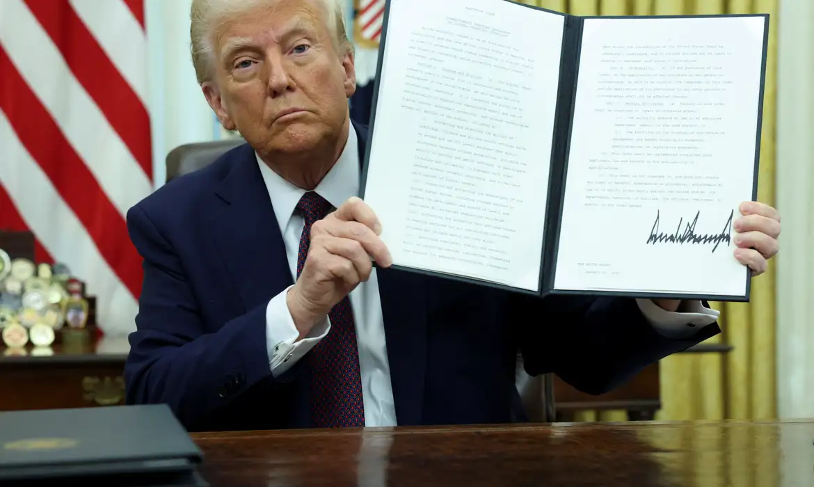 U.S. President Donald Trump holds a signed executive order on cryptocurrencies, in the Oval Office of the White House, in Washington, U.S., January 23, 2025.   Reuters/Kevin Lamarque/Proibida reprodução
