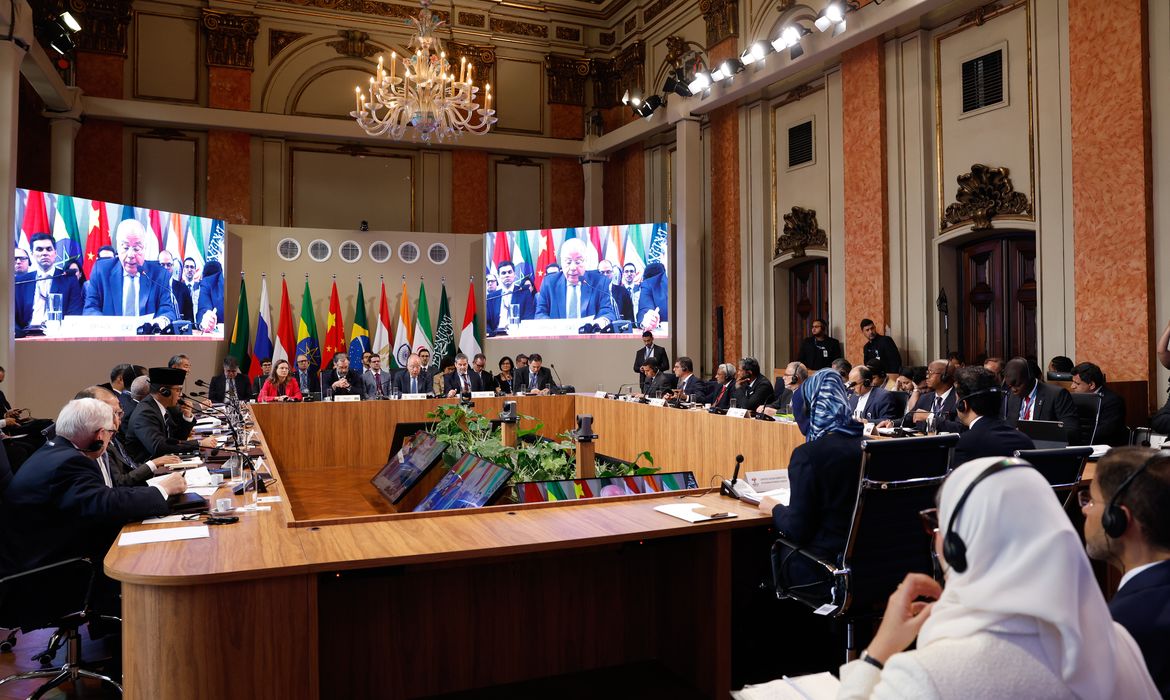 Chanceleres do Brics se renem para discutir crises globais