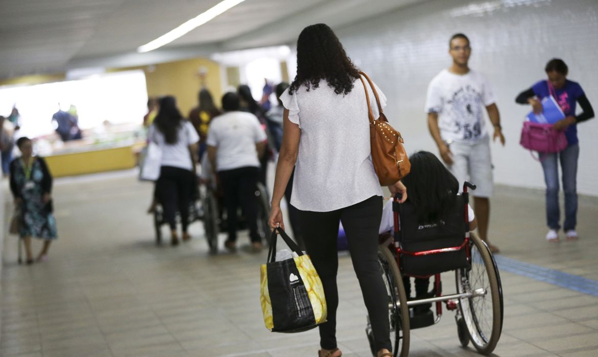 Brasília - A Coordenação de Pessoas com Deficiência (Promodef) do DF realiza atividades em comemoração ao Dia Nacional de Luta da Pessoa com Deficiência, na estação 112 Sul do metrô (Marcelo Camargo/Agência Brasil)