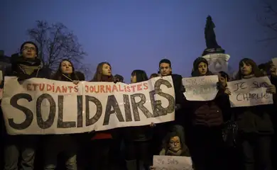 Pessoas se reúnem em silêncio no centro de Paris após o ataque por homens armados e mascarados na sede da revista Charly Hebdo, em Paris 