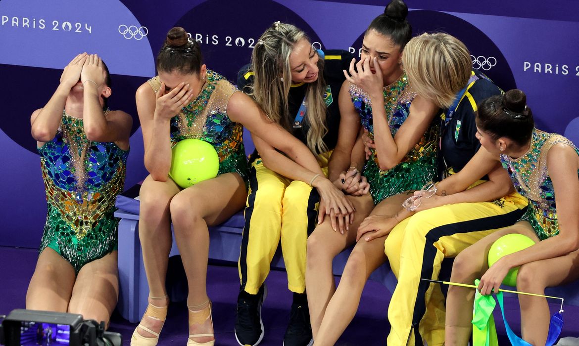 Paris 2024 Olympics - Rhythmic Gymnastics - Group All-Around Qual. - Part 2 of 2 - Porte de La Chapelle Arena, Paris, France - August 09, 2024. Team Brazil is emotional after receiving their mark. REUTERS/Mike Blake