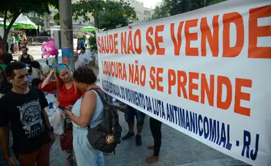 Profissionais da saúde, pacientes e familiares protestam contra a política de saúde mental no Dia Nacional da Luta Antimanicomial.