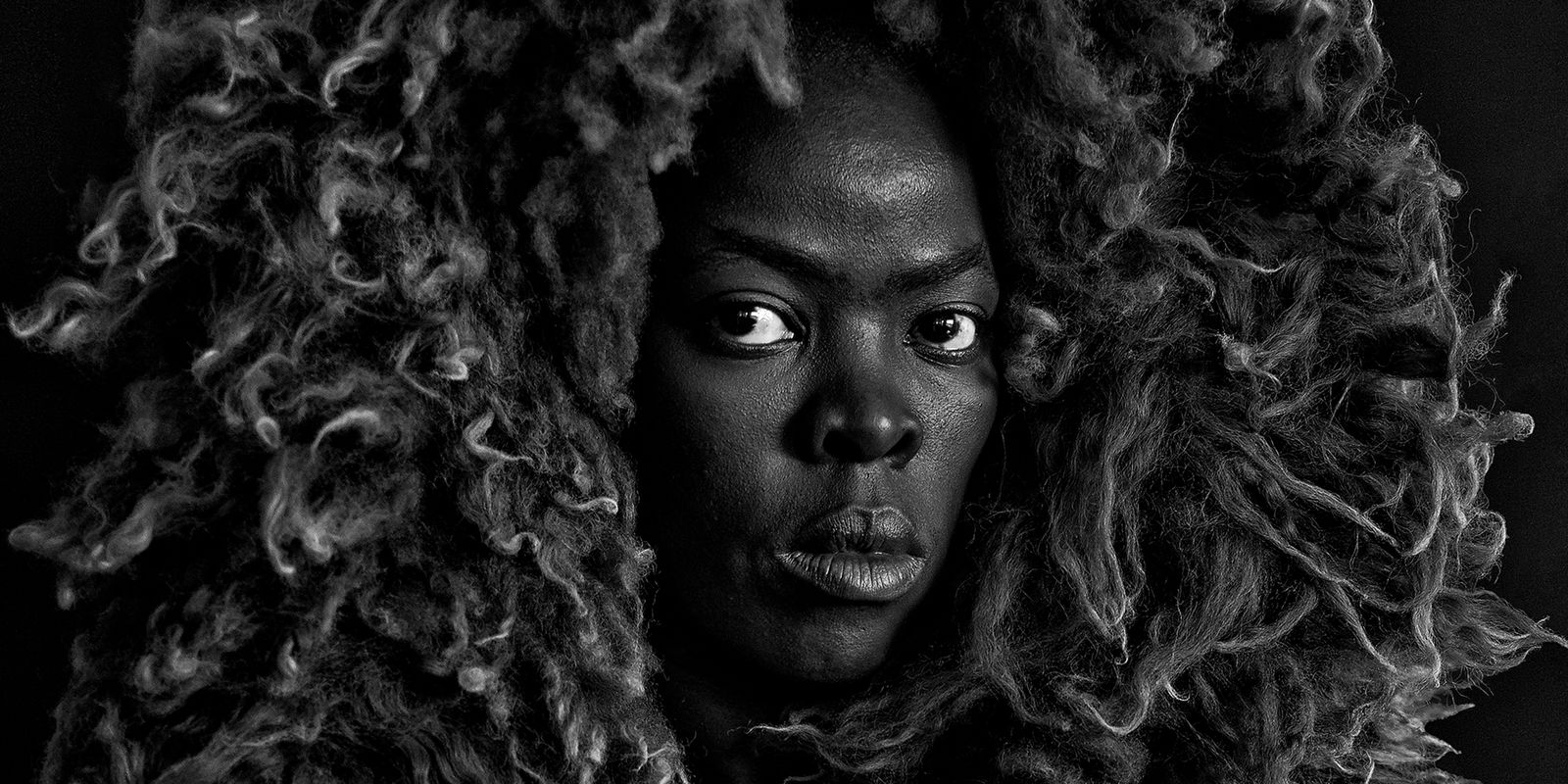 Exposição de Zanele Muholi celebra comunidade LGBTQIAPN+ em São Paulo