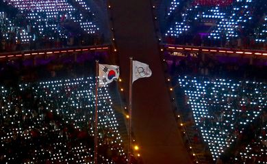 A Tocha Olímpica tremula durante a Cerimônia de Abertura dos jogos em PyeongChang 2018 