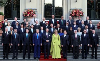 Turkey's President Tayyip Erdogan, U.S. President Donald Trump, Dutch King Willem-Alexander and Dutch Queen Maxima, France's President Emmanuel Macron,  Italian Prime Minister Giorgia Meloni, Canadian Prime Minister Mark Carney, Ukraine's President Volodymyr Zelenskiy, Britain's Prime Minister Keir Starmer, Greek Prime Minister Kyriakos Mitsotakis,  Danish Prime Minister Mette Frederiksen, Sweden's Prime Minister Ulf Kristersson, German Chancellor Friedrich Merz, Slovakia's President Peter Pellegrini, Spanish Prime Minister Pedro Sanchez, Poland's outgoing President Andrzej Duda, European Commission President Ursula von der Leyen and European Council President Antonio Costa, NATO Secretary General Mark Rutte and NATO heads of state and governments pose for a picture ahead of a dinner hosted by Dutch King Willem-Alexander and Dutch Queen Maxima, on the sidelines of a NATO Summit, at Huis ten Bosch Palace in The Hague, Netherlands June 24, 2025. REUTERS/Christian Hartmann/Pool