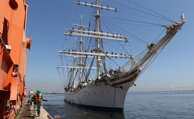 O navio-escola norueguês Statsraad Lehmkuhl da expedição One Ocean atraca no Pier Mauá, na região portuária do Rio.