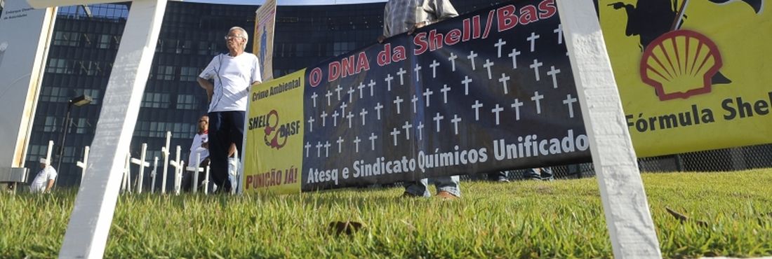 Brasília - Trabalhadores das multinacionais Shell do Brasil (atualmente Raízen) e Basf S/A aguardam em frente o Tribunal Superior do Trabalho (TST) audiência de conciliação entre o Ministério Público do Trabalho e as empresas.