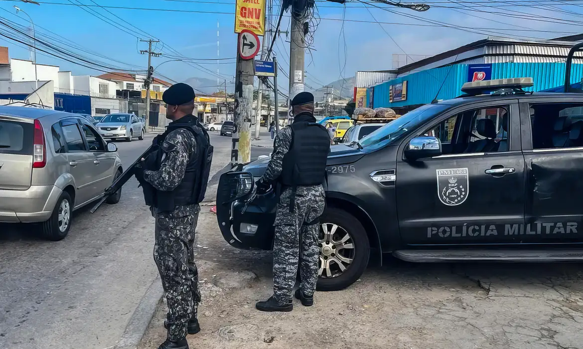 Policiais do BPChq estão posicionados em pontos estratégicos localizados no entorno do Complexo da Penha, na Zona Norte da cidade do Rio de Janeiro, dando suporte aos policiais que estão operando na região. Foto: PMERJ/Twitter