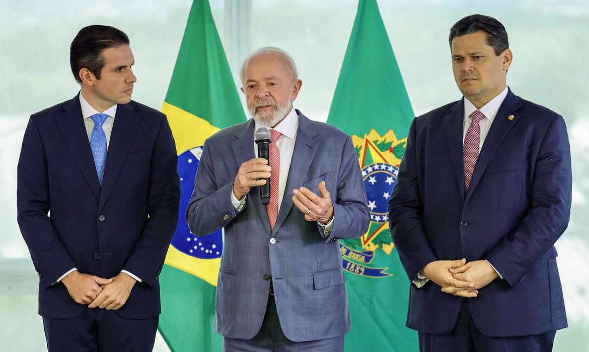 Brasília, 02/02/2025 - O presidente Luiz Inácio Lula da Silva (c) reunido com os presidentes do Senado, Davi Alcolumbre (d), e da Câmara dos Deputados, Hugo Motta (e) 
Foto: Fabio Rodrigues-Pozzebom/Agência Brasil