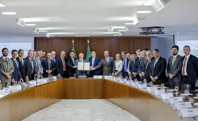 Brasília (DF), 21/05/2025 - Presidente da República, Luiz Inácio Lula da Silva, durante reunião com o Ministro de Minas e Energia, Alexandre Silveira, e Ministra da Secretaria de Relações Institucionais, Gleisi Hoffmann, no Palácio do Planalto. Foto: Ricardo Stuckert/PR