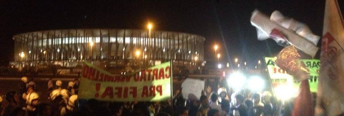 Manifestantes ocupam parte do Eixo Monumental em Brasília protestando contra os gastos com a construção e reforma de estádios para a Copa do Mundo