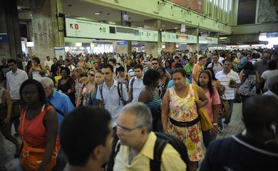 A Cidade do Rio de Rio de Janeiro amanheceu hoje (8) praticamente sem ônibus urbanos. Na Central do Brasil, a movimentação de passageiros é intensa (Tomaz Silva/Agência Brasil)