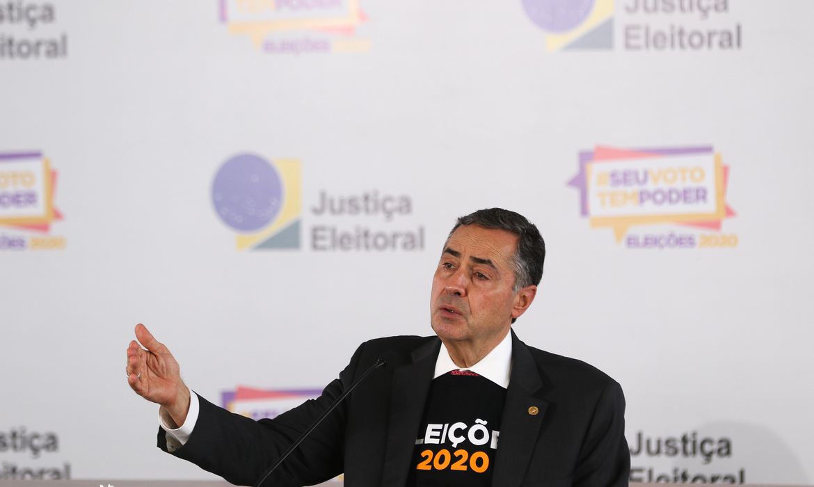 O presidente do TSE, ministro Luís Roberto Barroso, fala á imprensa noCentro de Divulgação das Eleições (CDE) 2020