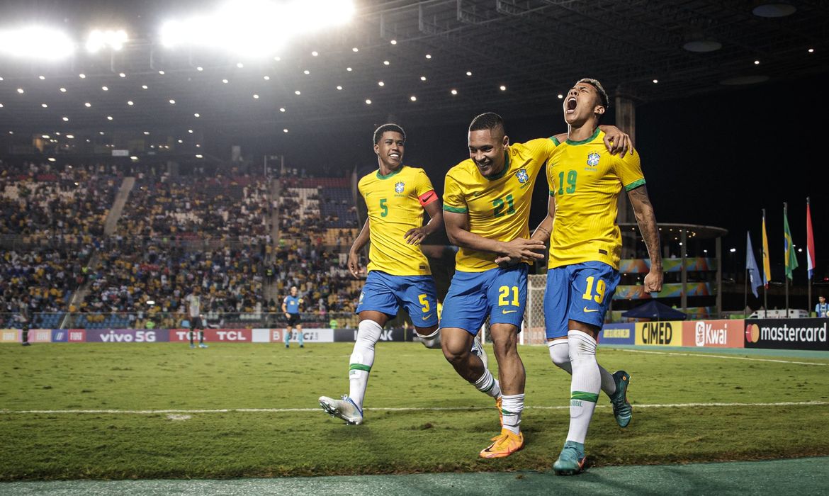 Matheus Martins comemora seu segundo gol na partida contra o Equador