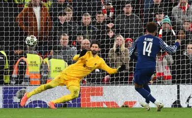 Désire Doué marca gol para o PSG em disputa de pênaltis contra o Liverpool, do brasileiro Alisson Becker
11/03/2025
REUTERS/Peter Powell