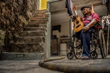Divulgação/Casa das Rosas Instalada no jardim da Casa das Rosas a exposição fotográfica Onde mora a esperança, acontece entre 20 de outubro e 28 de novembro. Tendo como tema “Lares ao redor do mundo”, a