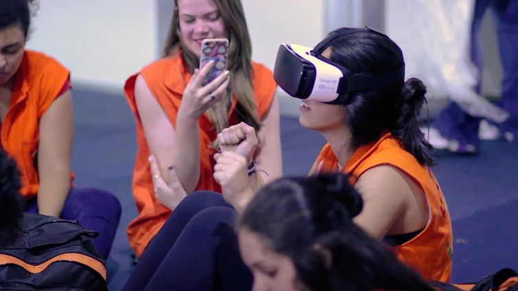 Jovens se divertem com óculos de realidade virtual