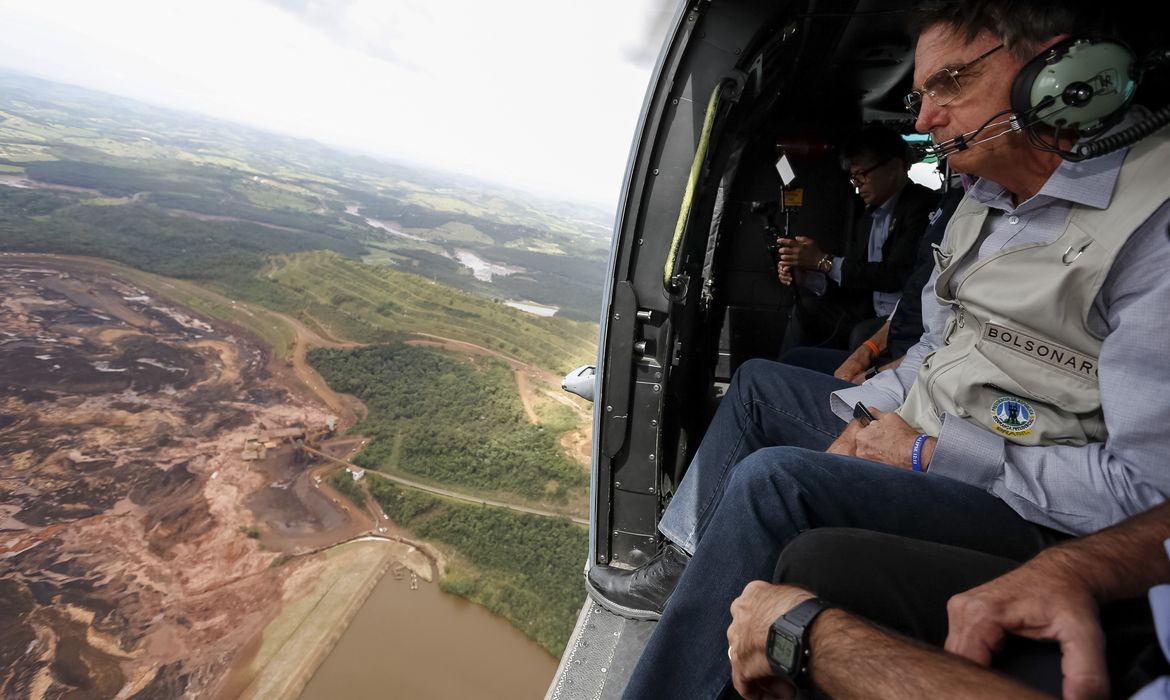  O Presidente da República, Jair Bolsonaro, durante sobrevoo da  região atingida pelo rompimento da barragem Mina Córrego do Feijão, em Brumadinho/MG.
