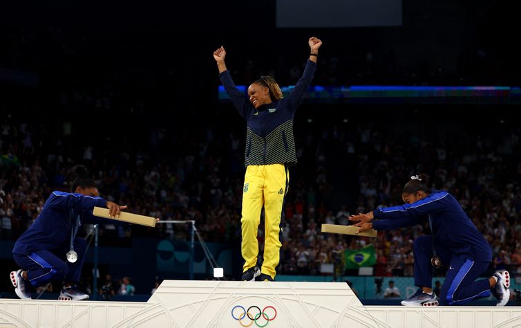 Paris 2024 Olympics - Artistic Gymnastics - Women's Floor Exercise Victory Ceremony - Bercy Arena, Paris, France - August 05, 2024.
Gold medallist Rebeca Andrade of Brazil celebrates on the podium with silver medallist Simone Biles of United States and bronze medallist Jordan Chiles of United States. REUTERS/Hannah Mckay