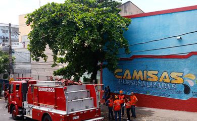 Rio de Janeiro (RJ), 12/02/2025 - Incêndio atinge a fábrica de roupas Maximus Confecções, no bairro de Ramos, na zona norte do Rio de Janeiro. A instalação produz fantasias para o carnaval carioca. Foto: Tânia Rêgo/Agência Brasil
