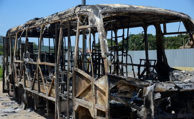 Rio de Janeiro (RJ), 24/10/2023 – Carcaça de ônibus incendiado na Estrada Santa Veridiana, em Santa Cruz, zona oeste da capital fluminense. Foto: Tomaz Silva/Agência Brasil