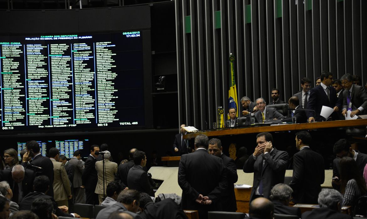 O plenário da Câmara tenta votar o projeto de lei (PL 4330/04) que regulamenta a terceirização na iniciativa privada e nas empresas públicas e de economia mista (Wilson Dias/Agência Brasil)