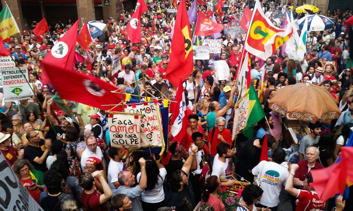 Porto Alegre - Manifestantes contrários ao processo de impeachment da presidenta Dilma Rousseff se reúnem na Esquina Democrática (Daniel Isaia/Agência Brasil)