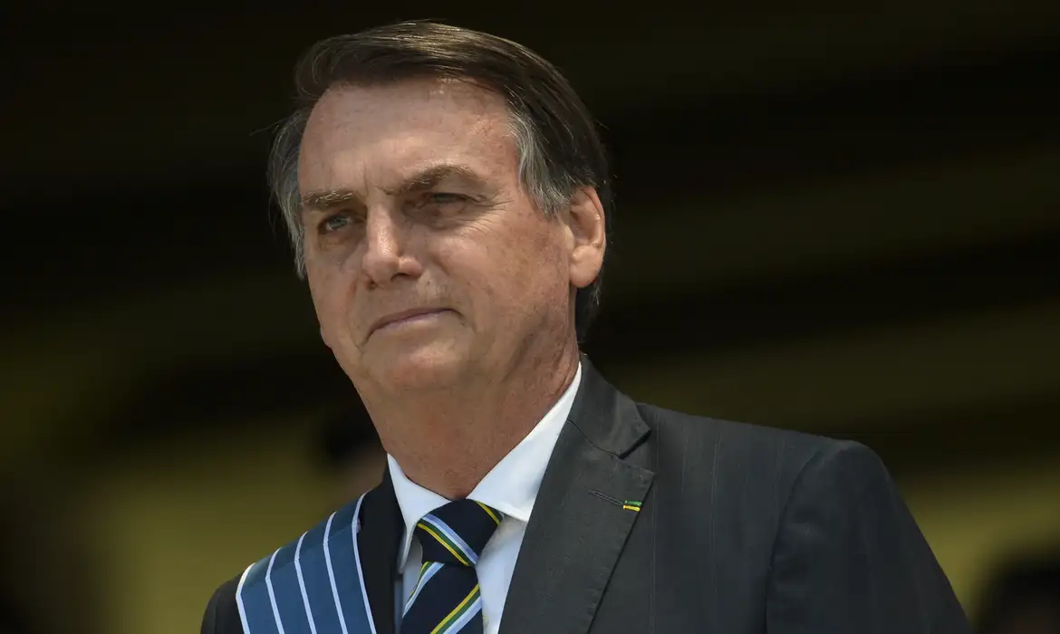  O presidente Jair Bolsonaro participa da cerimônia comemorativa ao Dia do Aviador e ao Dia da Força Aérea, em Brasília.
