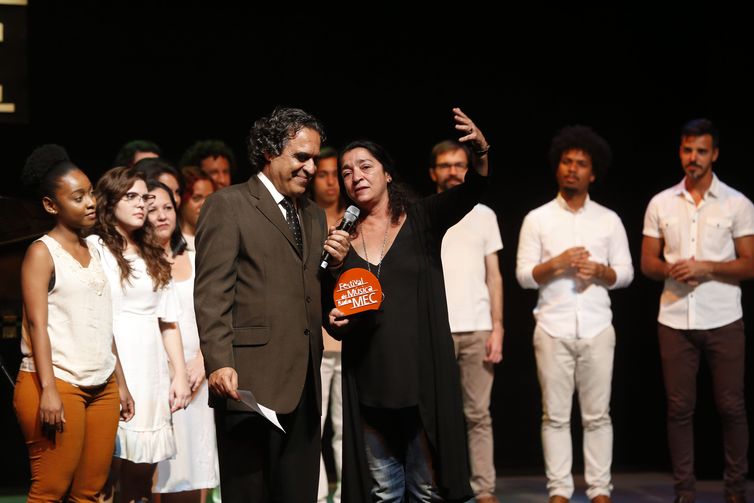 Entrega de prêmios aos músicos no Festival de Música Rádio MEC 2018, no Teatro João Caetano