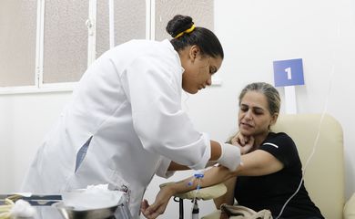 Rio de Janeiro (RJ) 27/02/2024 – Daniela Dantas recebe soro em atendimento médico para dengue na Policlínica Hélio Pellegrino. Foto: Fernando Frazão/Agência Brasil