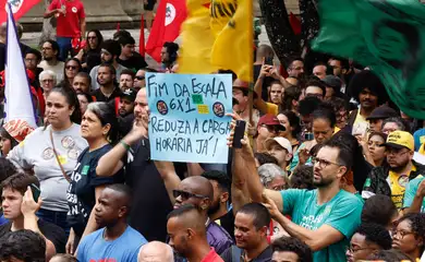 Rio de Janeiro (RJ), 15/11/2024 - Manifestantes se reunem em protesto pelo fim da jornada  de trabalho 6 x 1, na Cinelândia, centro da cidade. Foto: Tânia Rêgo/Agência Brasil
