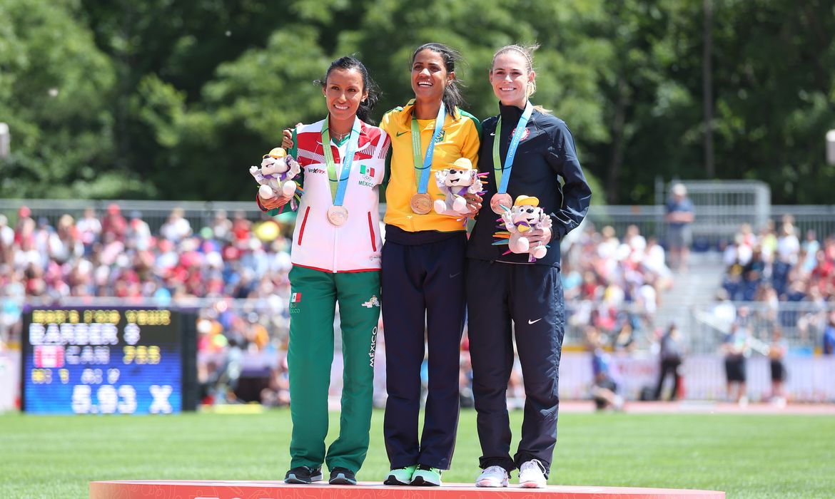 A brasileira Juliana dos Santos conquista a medalha de ouro nos 5.000 metros no atletismo (Divulgação/COB)