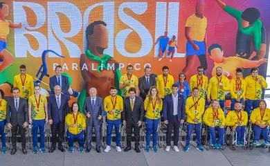 Brasília (DF), 17/09/2024 - Presidente da República, Luiz Inácio Lula da Silva, posa para fotografia com atletas paralímpicos, por ocasião dos Jogos Paralímpicos de Paris 2024, no Palácio do Planalto. Foto: Ricardo Stuckert/PR