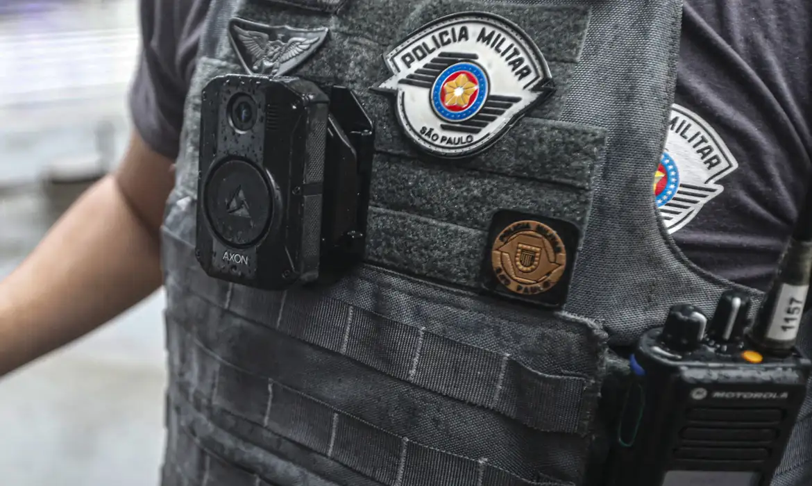 Paulo Pinto/Agência Brasil São Paulo (SP), 05/12/2024 - Detalhe de câmera de segurança em policial durante ato contra violência policial, em frente ao teatro municipal de são Paulo, praça Ramos de Azevedo . Foto: Paulo Pinto/Agência Brasil